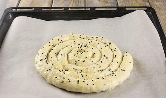 Пирог Улитка из слоеного теста с сыром и ветчиной