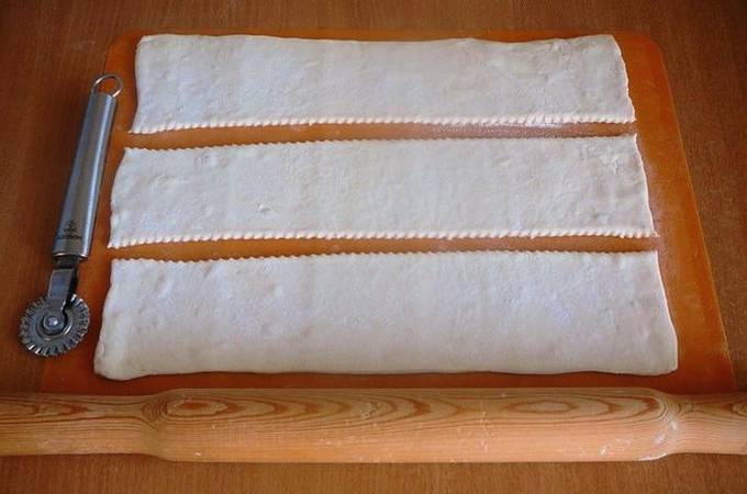 Пирог Улитка из слоеного теста с сыром