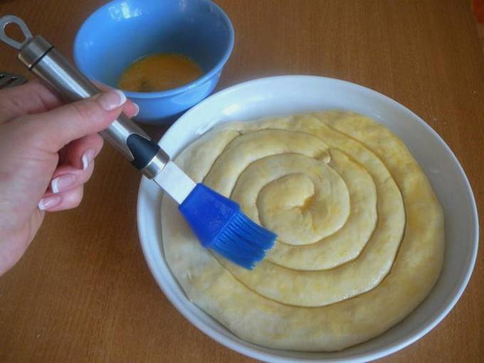 Пирог Улитка из слоеного теста с сыром