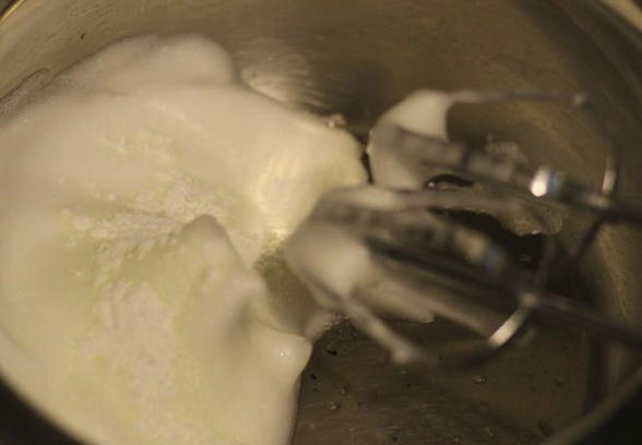 Белковый крем с сахарной пудрой для торта