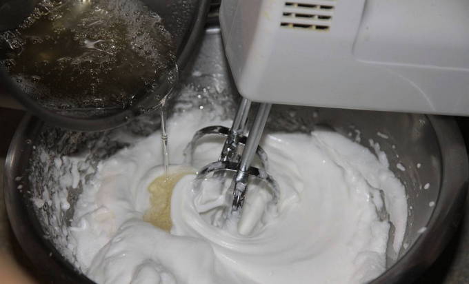 Белковый крем с желатином для украшения торта