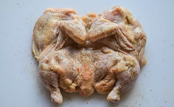 Цыпленок табака на сковороде под прессом по-грузински