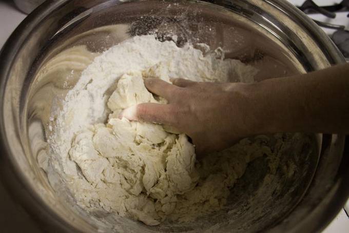 Быстрое тесто для пирожков за 15 минут на кефире без дрожжей