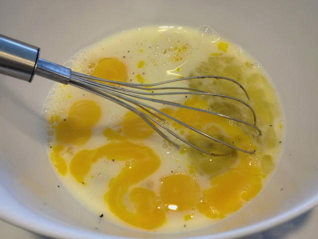 Дрожжевое тесто для пирожков на молоке с яйцами