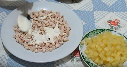 Слоеный салат с курицей, ананасом и сыром