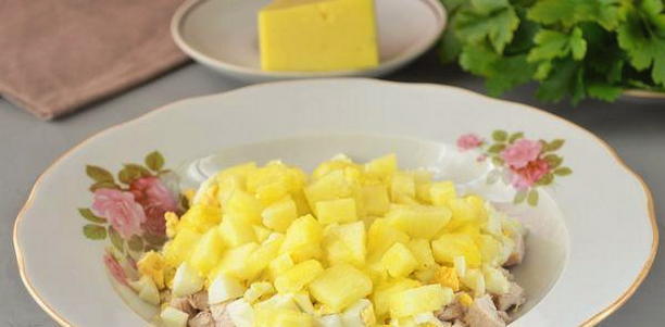 Салат с курицей, ананасом, сыром, яйцом и шампиньонами