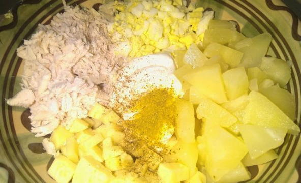 Салат с курицей, ананасом, сыром, яйцом и майонезом