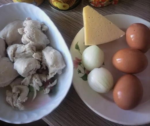 Салат с курицей, ананасом, сыром, яйцом и луком