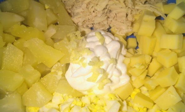 Салат с курицей, ананасом, сыром, яйцом и чесноком