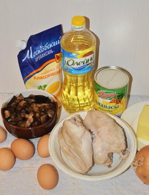 Салат с курицей, ананасом, сыром, яйцом и грибами