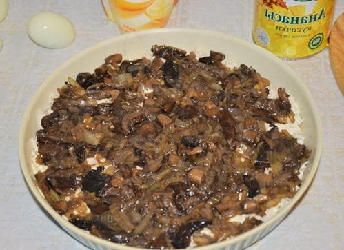 Салат с курицей, ананасом, сыром, яйцом и грибами