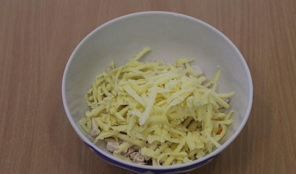 Салат с курицей, ананасом, сыром, яйцом и грецким орехом