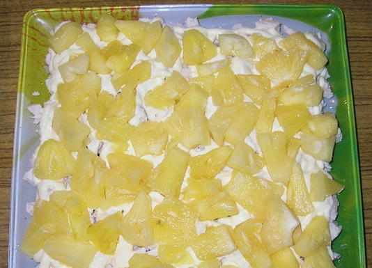Слоеный салат с курицей, ананасом, сыром и яйцом