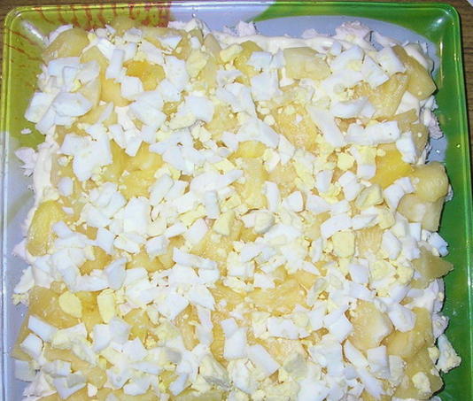 Слоеный салат с курицей, ананасом, сыром и яйцом