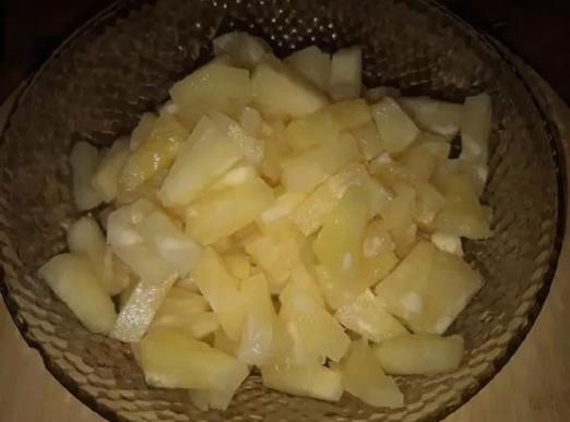 Салат с курицей, ананасом, сыром и шампиньонами