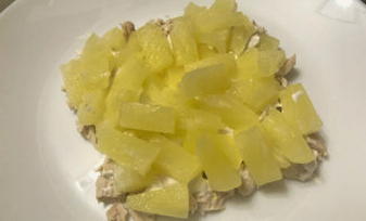 Слоеный салат с курицей, ананасом, сыром и кукурузой