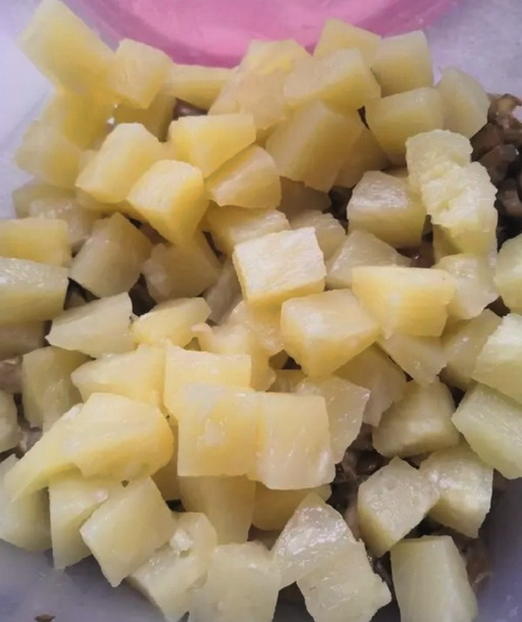 Салат с курицей, ананасом, сыром и кукурузой