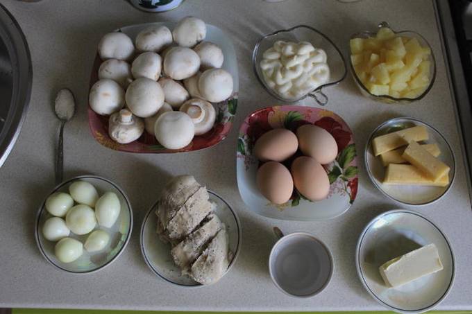 Слоеный салат с курицей, ананасом, сыром и грибами