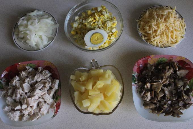 Слоеный салат с курицей, ананасом, сыром и грибами