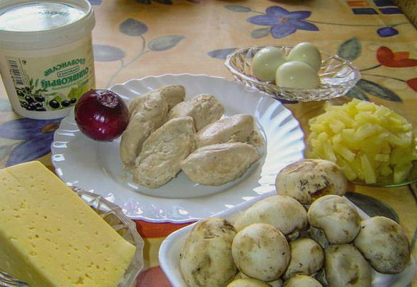 Салат с курицей, ананасом, сыром и грибами