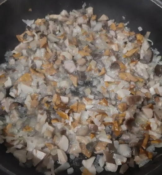 Слоеный салат с курицей и маринованными грибами
