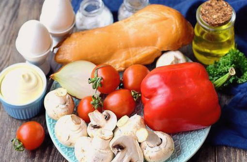 Салат с курицей, грибами, помидорами и болгарским перцем