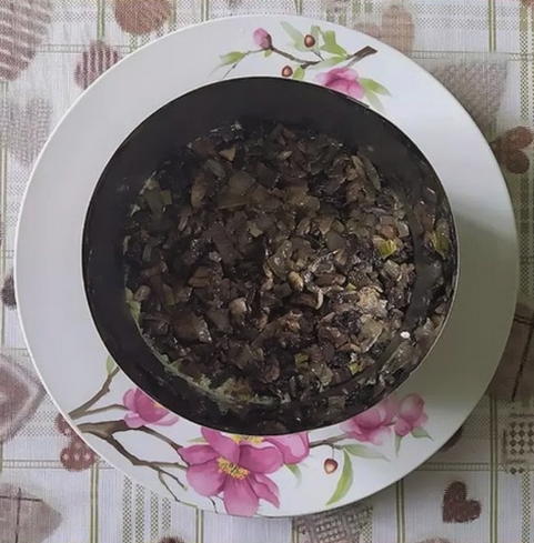 Салат с курицей, грибами, грецким орехом и черносливом