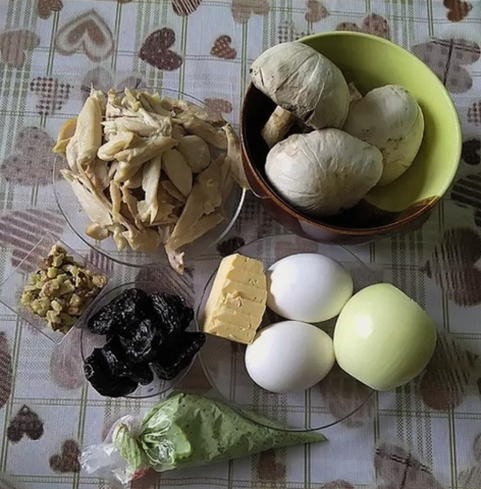 Салат с курицей, грибами, грецким орехом и черносливом