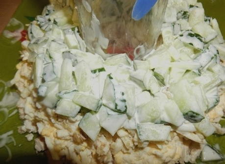 Малахитовый салат с курицей и киви