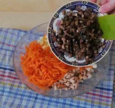 Салат с курицей, корейской морковью и шампиньонами