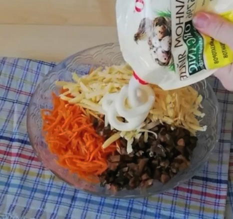Салат с курицей, корейской морковью и шампиньонами