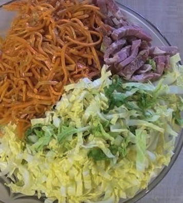 Салат с курицей, корейской морковью и грецким орехом