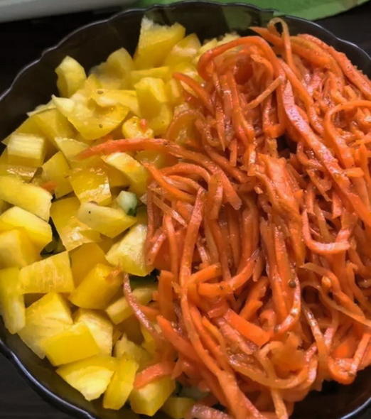 Салат с курицей, огурцом, морковью и помидорами