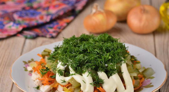 Салат с курицей, огурцом, морковью и луком