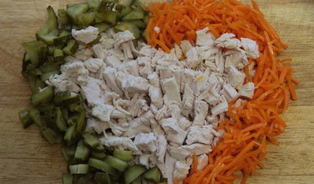 Салат с курицей, огурцом, кукурузой и корейской морковью