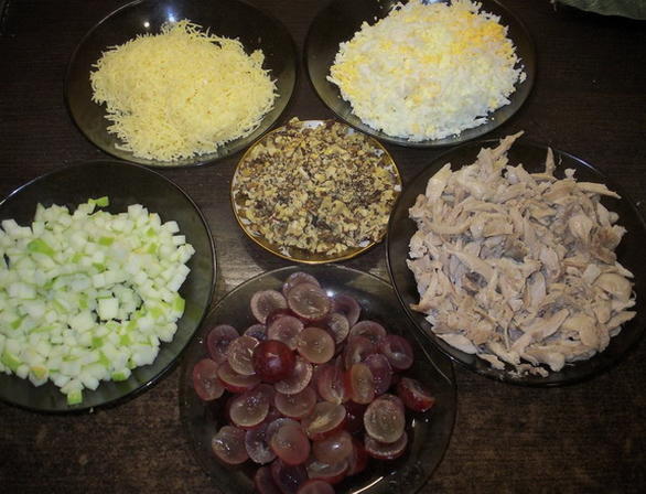 Салат с курицей, сыром, грецким орехом и виноградом
