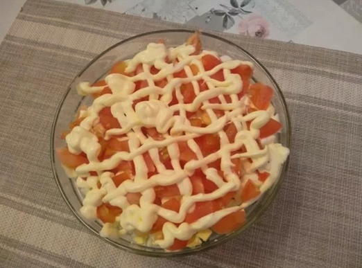 Слоеный салат с курицей, помидорами и сыром