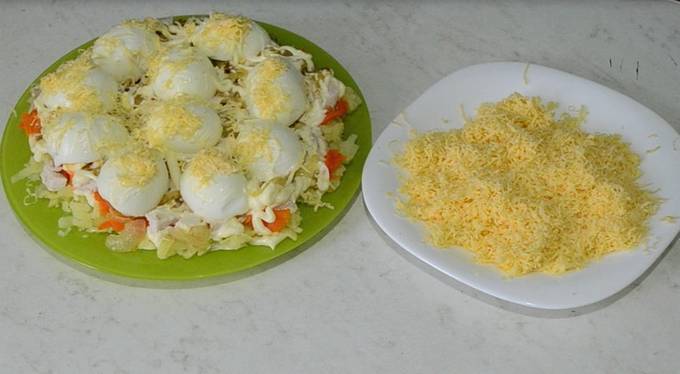 Салат с курицей, сыром, яйцом и картошкой