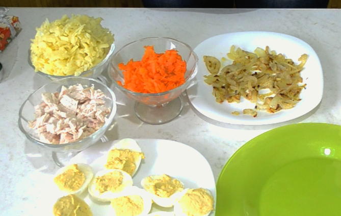 Салат с курицей, сыром, яйцом и картошкой