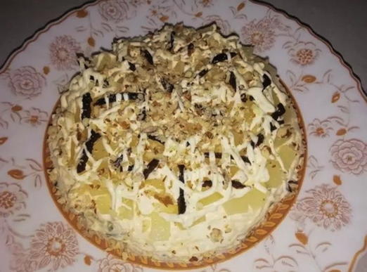 Салат с курицей, ананасом, сыром и грецкими орехами слоями — рецепт с фото пошагово