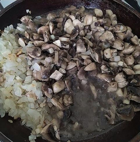 Слоеный салат с курицей, грибами, яйцом и сыром