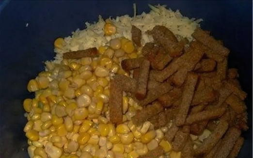 Салат с курицей, сыром, кукурузой и сухариками