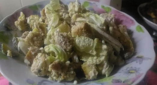 Салат с курицей, сыром, пекинской капустой и сухариками