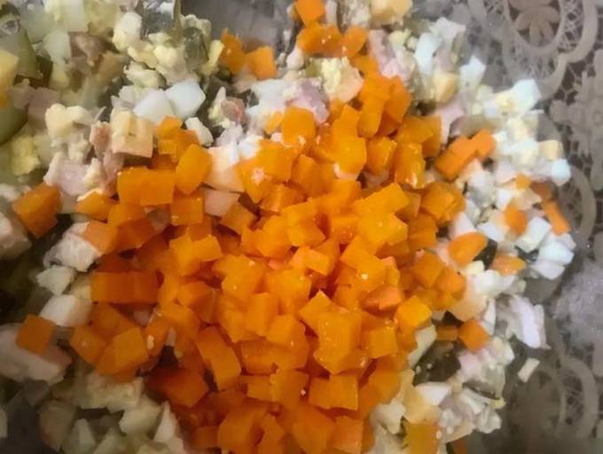 Салат с курицей, сыром, морковью и луком