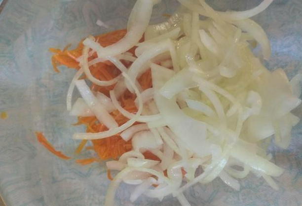 Салат с курицей, сыром и корейской морковью
