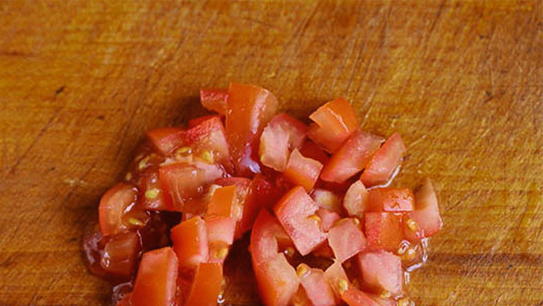 Салат «Обжорка» с копченой колбасой и фасолью