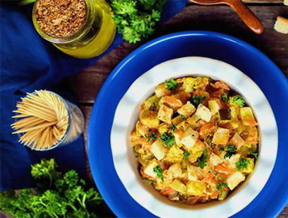 Салат с отварной курицей, кукурузой и сухариками – пошаговый рецепт приготовления с фото