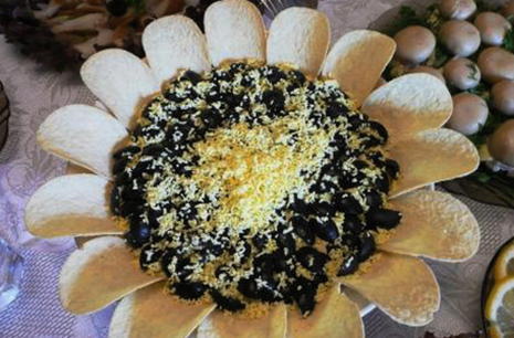 Салат «Подсолнух» с курицей грибами и чипсами