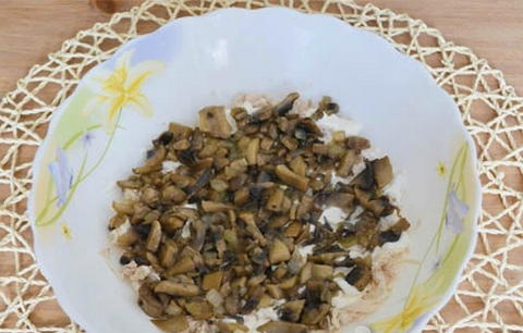 Слоеный салат «Подсолнух» с курицей, грибами и чипсами