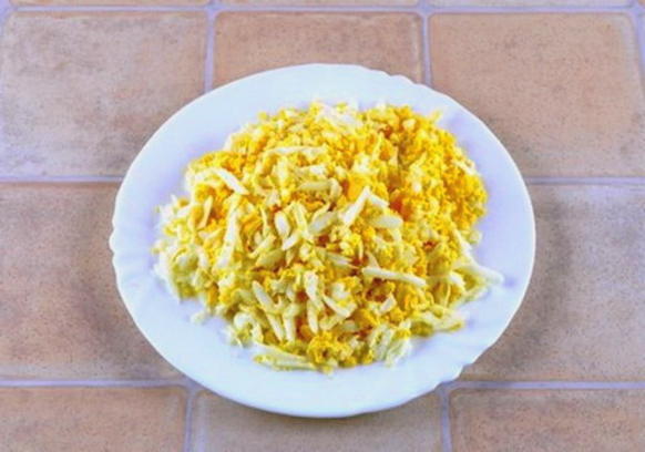 Классический рецепт салата Подсолнух с чипсами и кукурузой